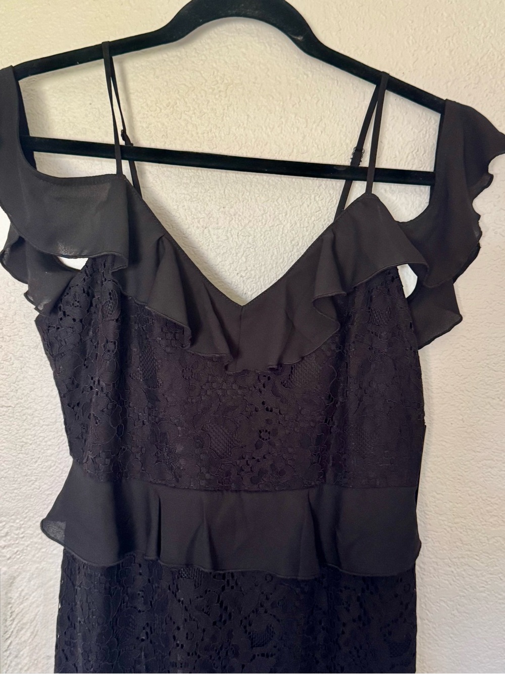 Lulu’s Black Lace Cold-Shoulder Midi Dress NWT